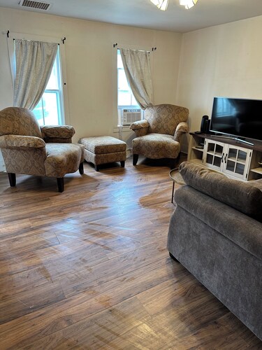  14 Miles To Cooperstown! Charming 3 Bedroom Farmhouse in Cherry Valley Village!