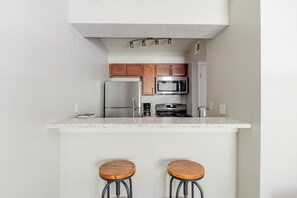 Køleskab, mikrobølgeovn, ovn, kogeplade