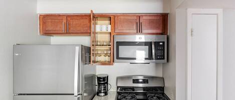 Refrigerador, microondas, horno y parrilla de estufa