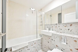 Dusche, Haartrockner, Handtücher