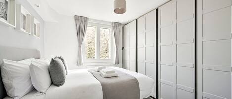 1 slaapkamer, een bureau, een strijkplank/strijkijzer, internet