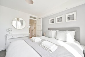 2 bedrooms, desk, iron/ironing board, Internet