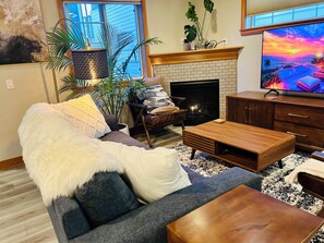 Smart TV, fireplace