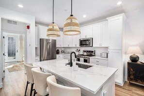 Fridge, microwave, oven, stovetop - Trailside Access | Mountain Charm (Fraser)