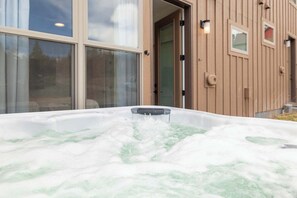 Bañera de hidromasaje al aire libre