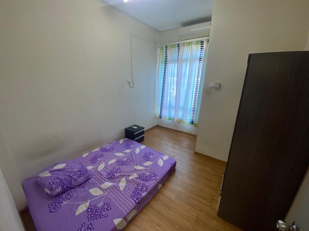 Una habitación pequeña con cama, una mesita y un ventanal con cortinas.