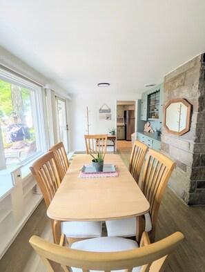 Dining - Elk Edge • Lakefront Charm • Dock & Torch Sandbar 20 min • Horse Shows 10 min (Williamsburg)