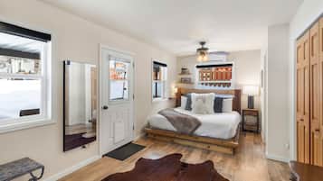 3 bedrooms, desk, WiFi, bed sheets