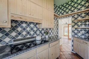 Interior - Travel Nurse Friendly Short-Term Furnished, Spanish Revival Retreat, Guard Gated (Tucson)