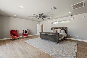 3 多间卧室、办公桌、熨斗/熨衣板、旅行婴儿床