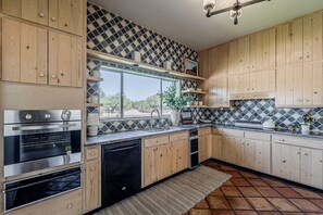 Fridge, microwave, oven, stovetop - Travel Nurse Friendly Short-Term Furnished, Spanish Revival Retreat, Guard Gated (Tucson)