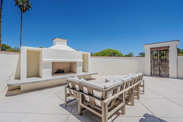 Terrace/patio - Travel Nurse Friendly Short-Term Furnished, Spanish Revival Retreat, Guard Gated (Tucson)