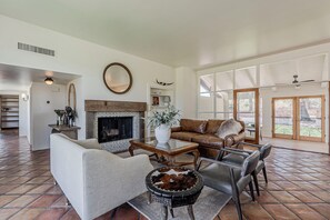 Interior - Travel Nurse Friendly Short-Term Furnished, Spanish Revival Retreat, Guard Gated (Tucson)