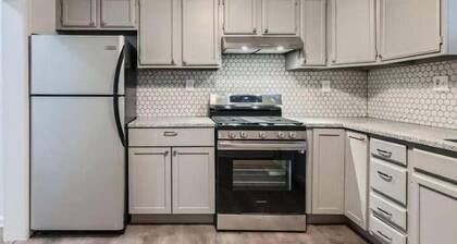 Charming 3-bedroom townhome with AC, WiFi in marvelous Baltimore