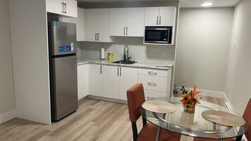 Refrigerador, microondas, parrilla de estufa y cafetera y tetera