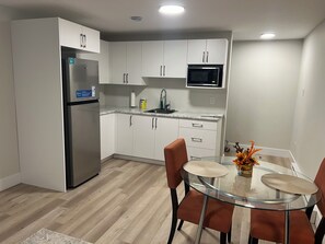 Een koelkast, een magnetron, een kookplaat