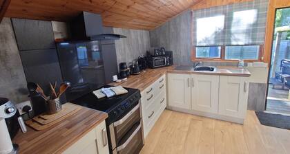 Wildwood Cabin - Sleeps 6, Hot Tub & Parking
