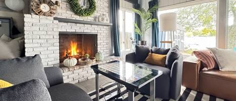 Smart-TV, Kamin, Videospiele, Bücher