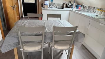 Geladeira, cooktop, lava-louças, torradeira
