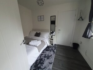 Iron/ironing board, WiFi, bed sheets