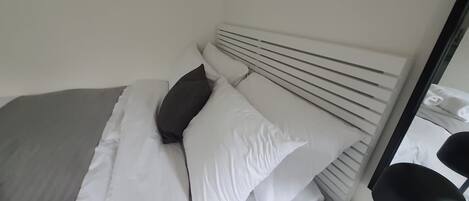 Tabla de planchar con plancha, wifi, ropa de cama