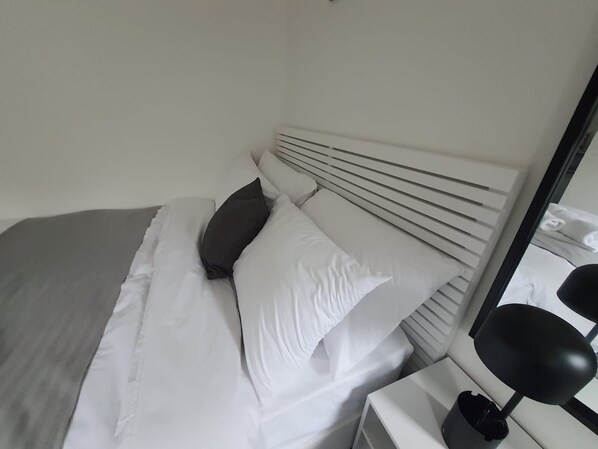 Tabla de planchar con plancha, wifi y ropa de cama 