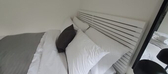 Private Room with Ensuite Bathroom & Free Parking