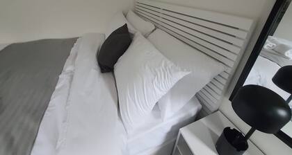 Private Room with Ensuite Bathroom & Free Parking