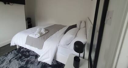 Private Room, Sleeps 2 with Ensuite & Parking