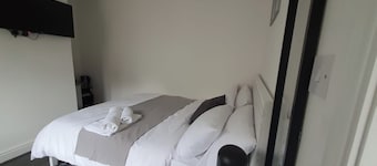 Private Room, Sleeps 2 with Ensuite & Parking