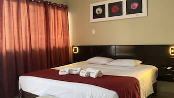 Zimmer, 1 King-Bett, Gartenblick | Schreibtisch, laptopgeeigneter Arbeitsplatz, kostenloses WLAN