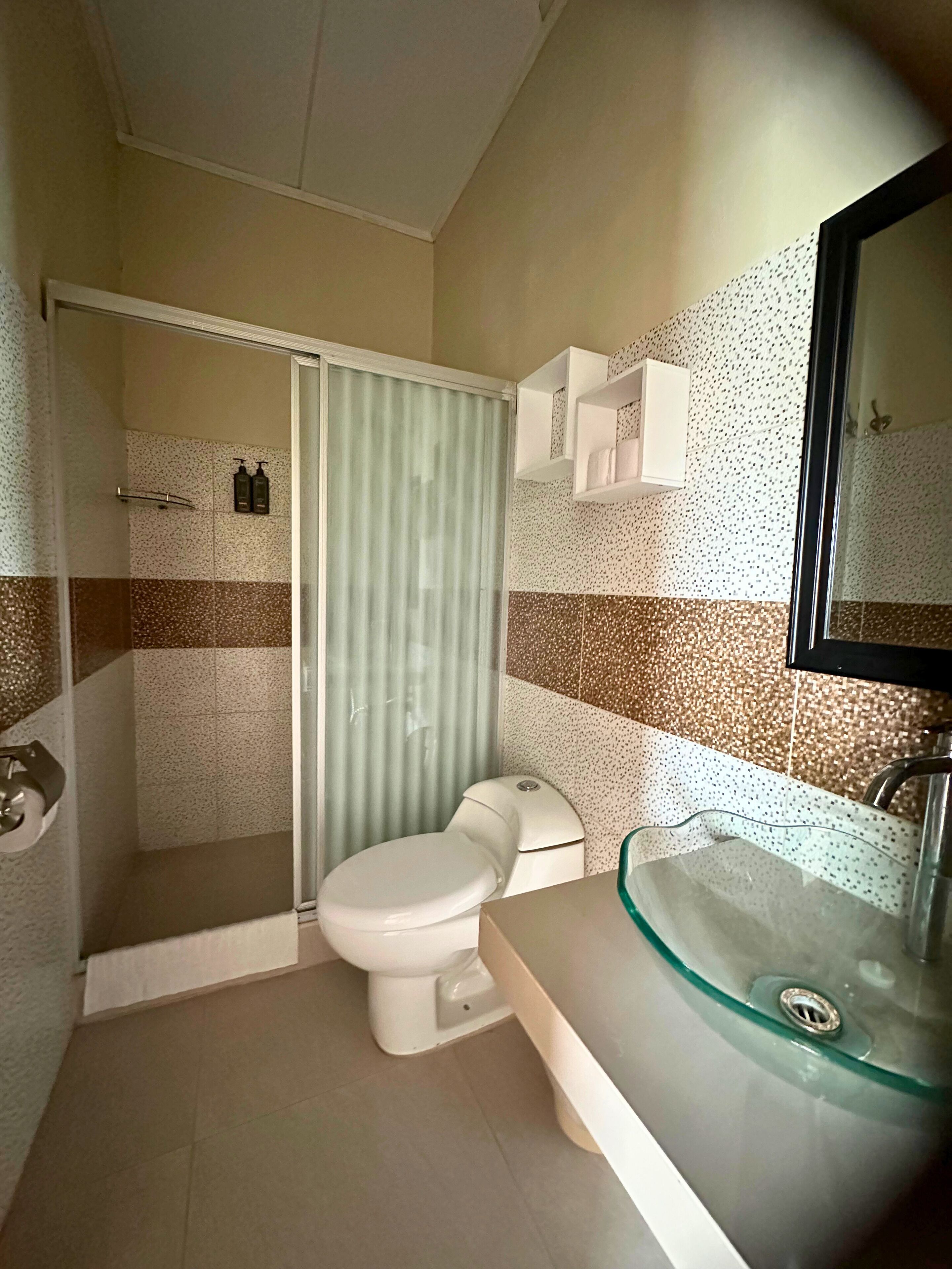 Tweepersoonskamer, uitzicht op tuin | Badkamer | Een douche, handdoeken, zeep, shampoo