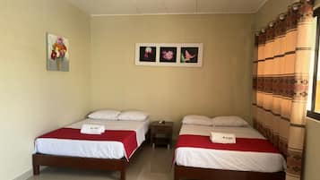 Schreibtisch, laptopgeeigneter Arbeitsplatz, kostenloses WLAN