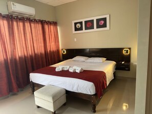 Desk, laptop workspace, free WiFi - CASA BLANCA HOTEL (Iquitos)