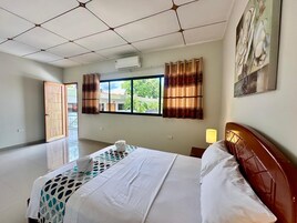 Escritorio, espacio para trabajar con laptop y wifi gratis 