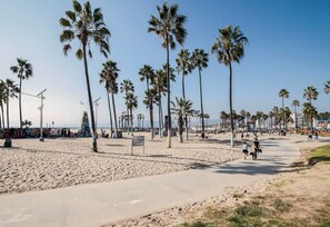 Beach - Blueground | Venice, pool & w/d, nr beach (Los Angeles)