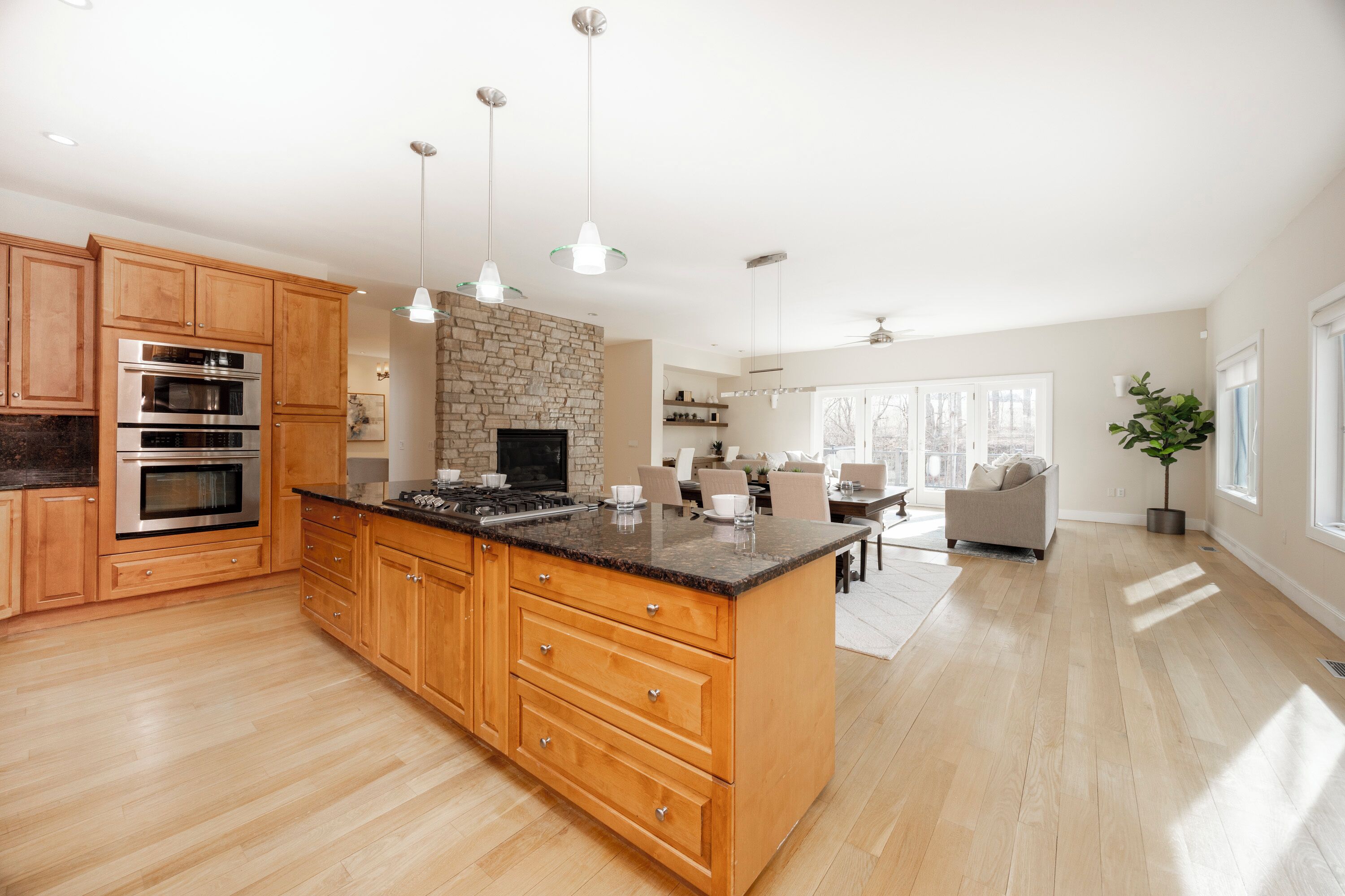 Kylskåp, ugn, spishäll och matbord