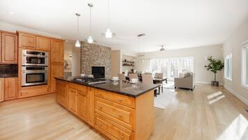 Réfrigérateur, four, plaque de cuisson, tables à manger