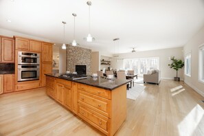 Réfrigérateur, four, plaque de cuisson, tables à manger