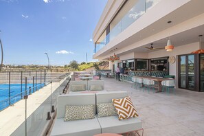 تناول الطعام بالخارج