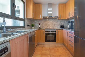 ثلاجة، ميكروويف، فرن، موقد طهي مسطح