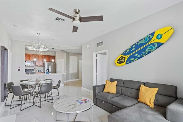 Televisor intel·ligent, videojocs, futbolí i oficines