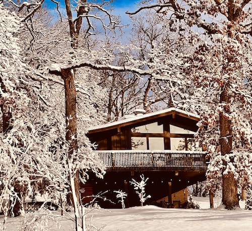 10-Acre Adventure Lodge w/River Valley View on 10 Acres - Cozy/Romantic/Family