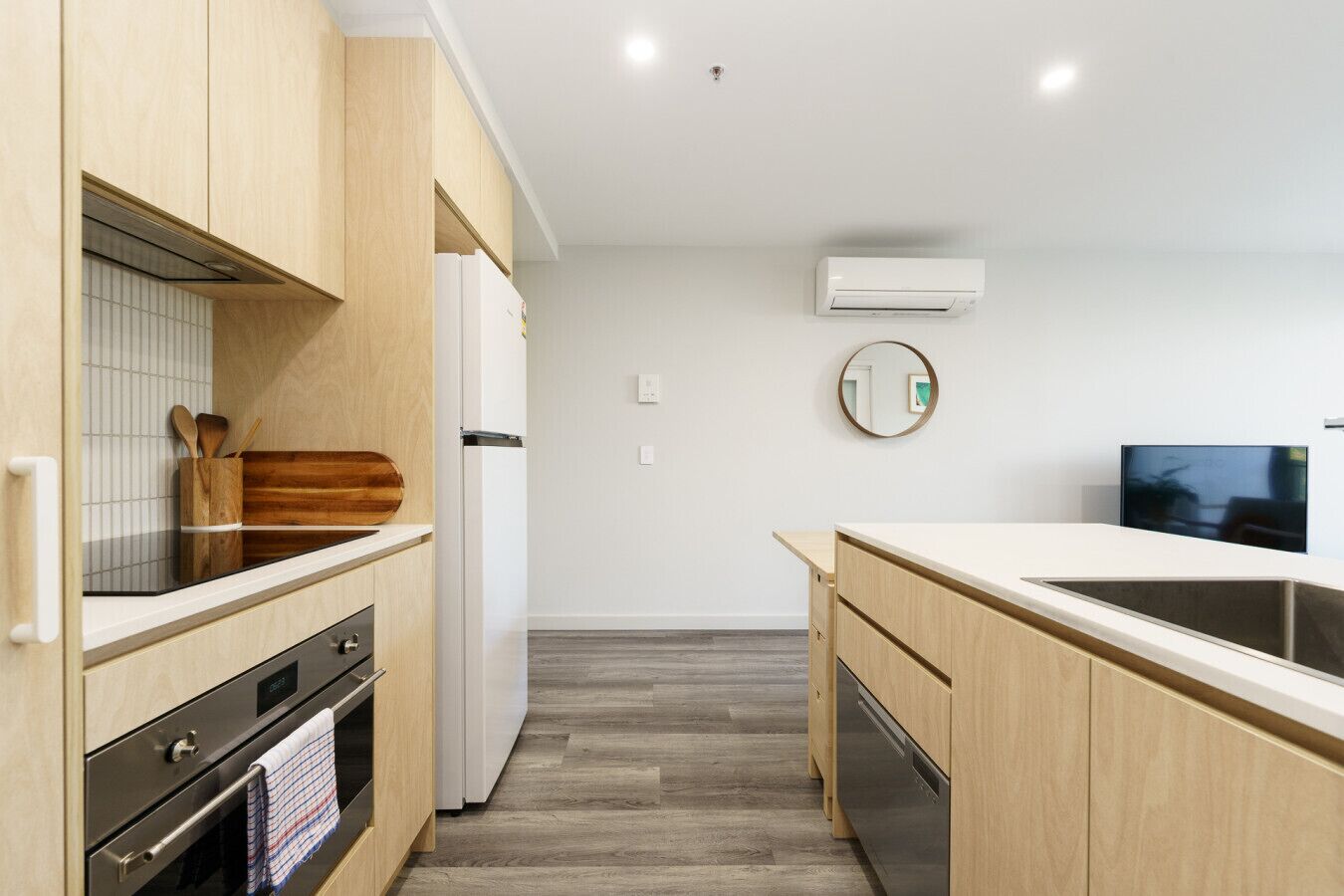 Coffee/tea maker, fridge, oven, stovetop