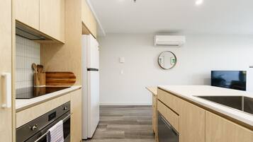 Coffee/tea maker, fridge, oven, stovetop