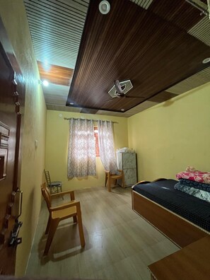 4 habitaciones, tabla de planchar con plancha, wifi y ropa de cama 