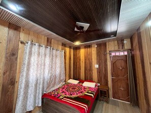 4 bedrooms, iron/ironing board, WiFi, bed sheets - Peace Forest Retreat (Chamoli)