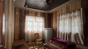 Una habitación con cama, escritorio, silla y armario.