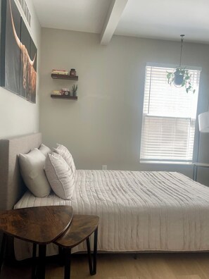 Iron/ironing board, WiFi, bed sheets - Cozy studio with AC and WiFi in charming Royal Oak (Royal Oak)