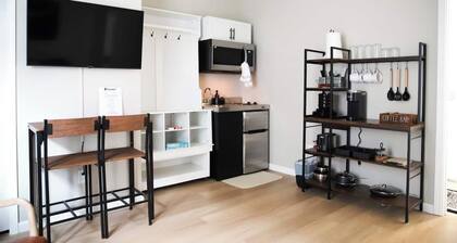 Cozy studio with AC and WiFi in charming Royal Oak